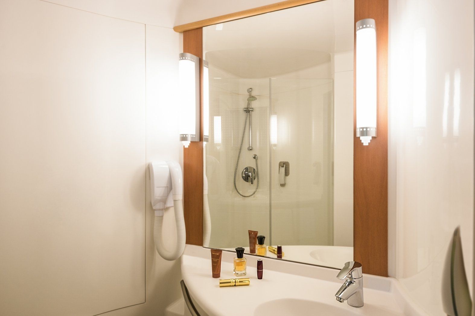 Hotel Ibis Esch Belval Bathroom