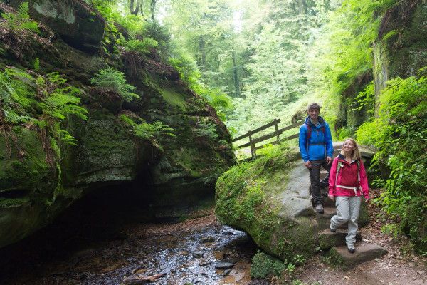 Ein Pärchen beim Trekking im Müllerthal Trail, sightseeing.lu