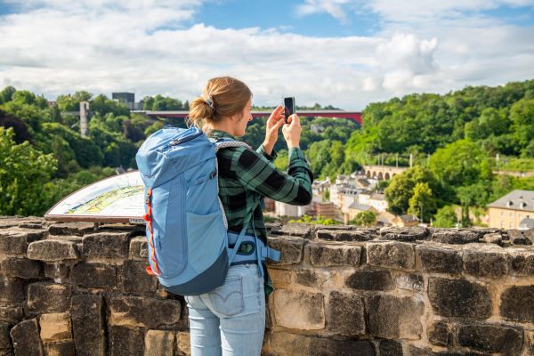 Visiteur prenant une photo depuis le rocher du Bock avec vue sur Luxembourg-ville