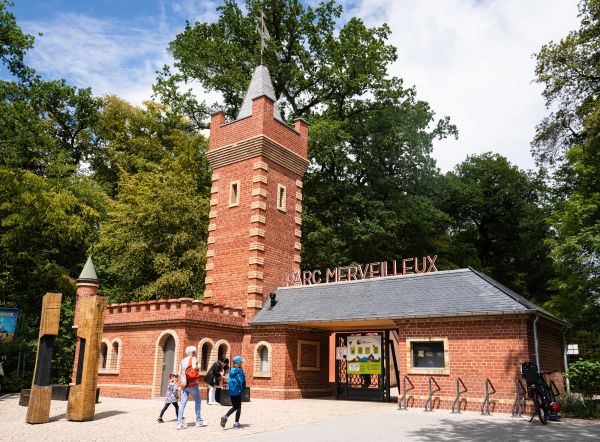 Bâtiment d’entrée du Parc Merveilleux à Bettembourg avec visiteurs devant